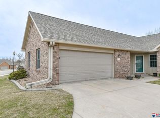 511 Spring View Cir, Beatrice, NE 68310