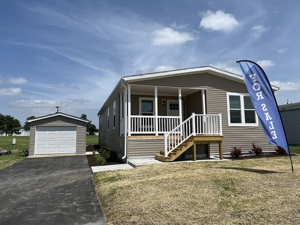 3 bed, 2.0 bath, 1356 sqft, $1,999 — Photo 1