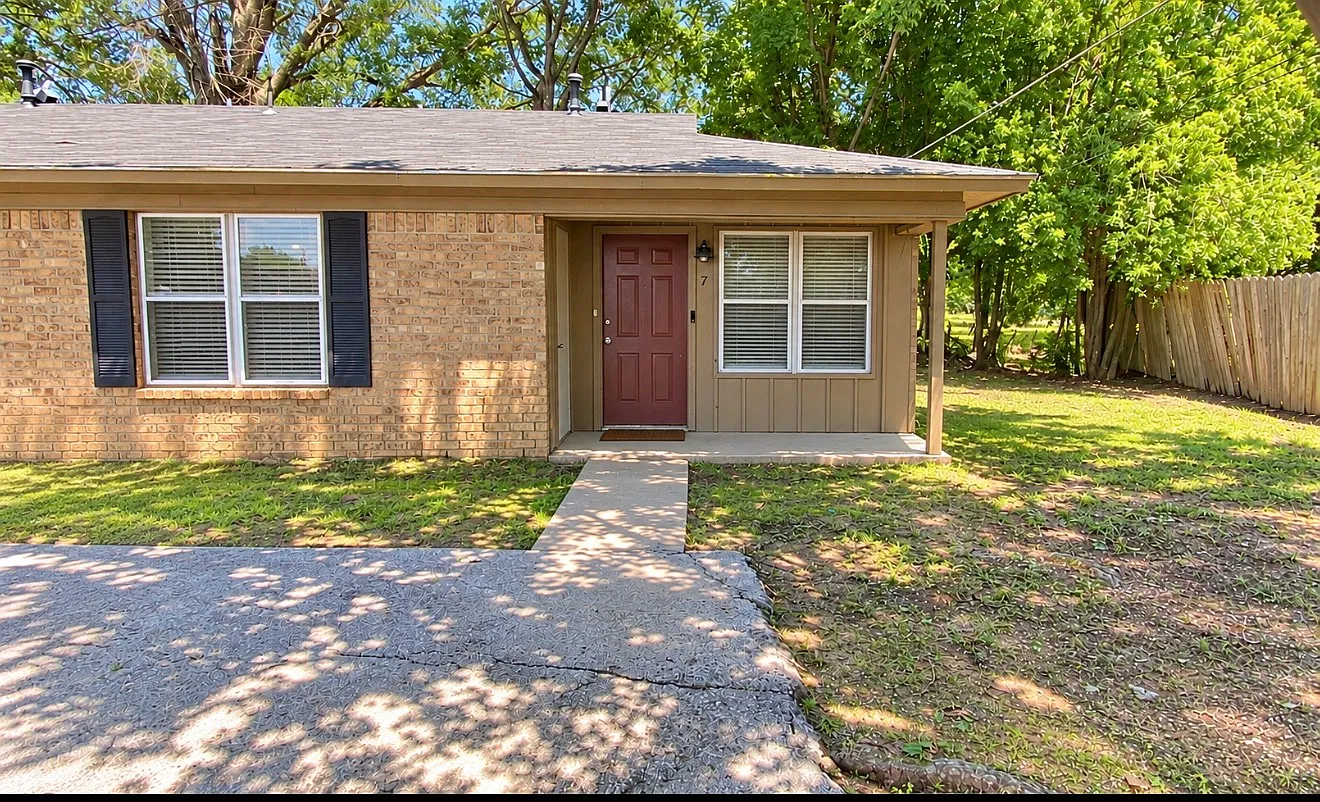 2 bed, 900 sqft, $895 — Photo 1