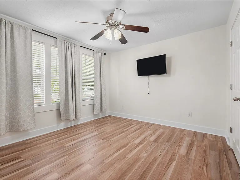 1510 Burt St — Photo 12