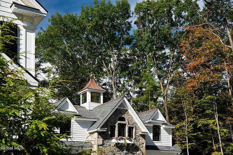 4th image of 4 Saratoga Farm Road