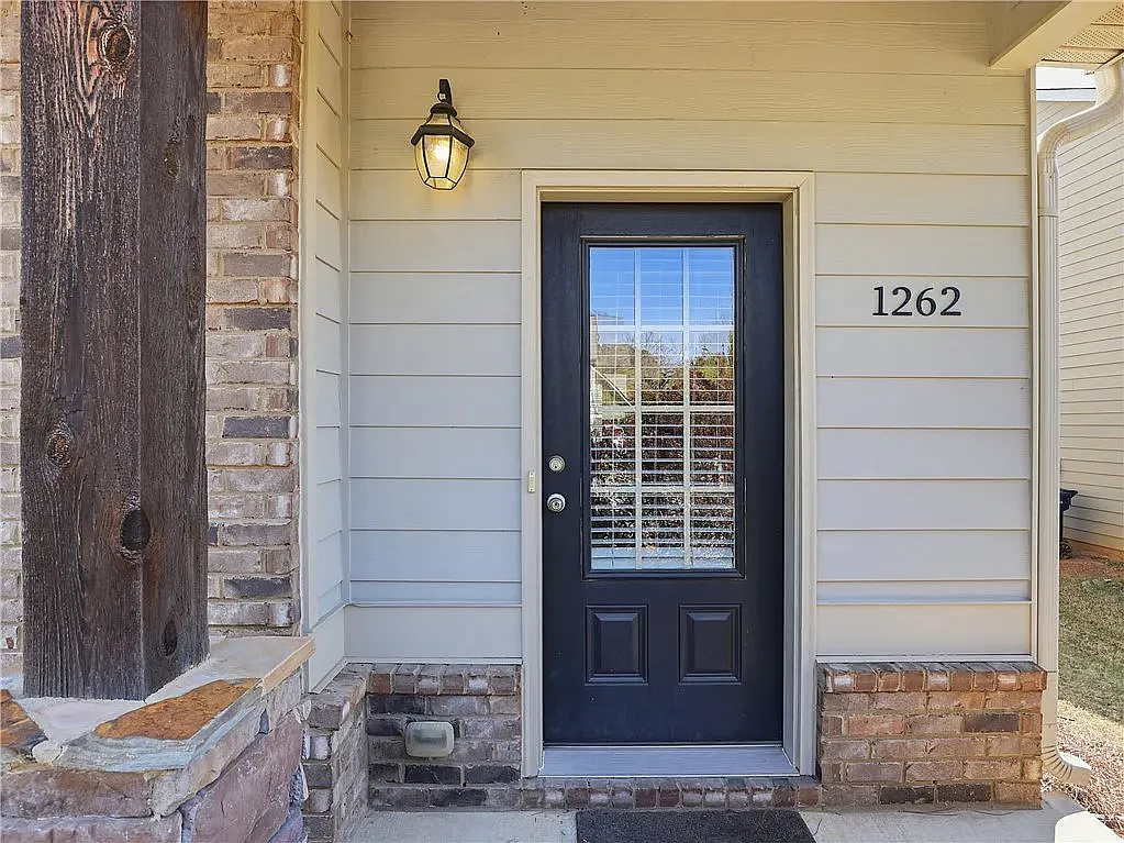 4 bed, 1900 sqft, $2,300 — Photo 2