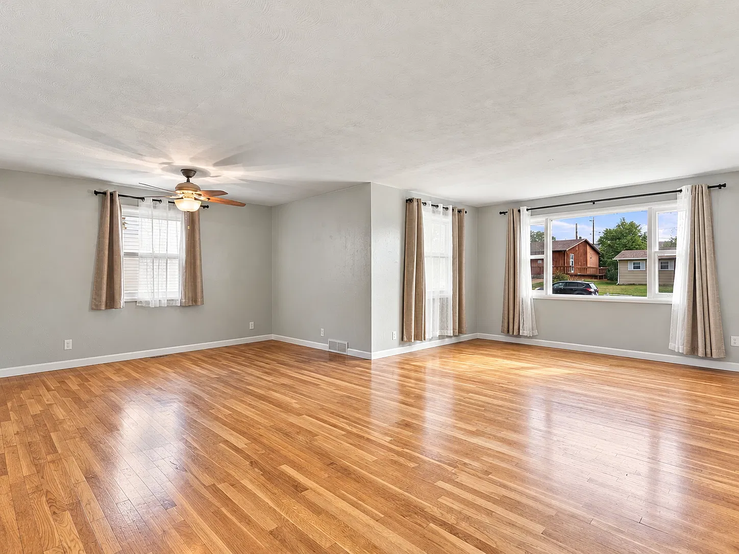 4 bed, 2098 sqft, $2,400 — Photo 2