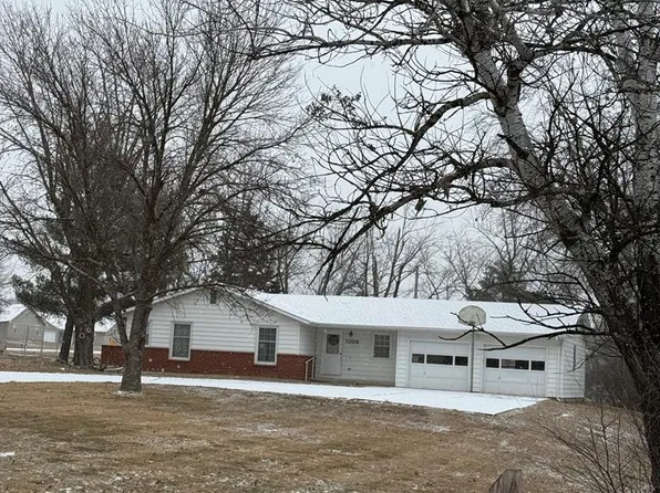 1202 Shady Ln, Macon, MO 63552