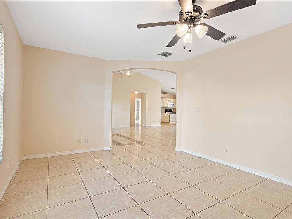 1st image of 810 SW Mccracken Avenue