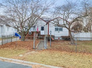 335 Colombo Ave, Copiague, NY 11726