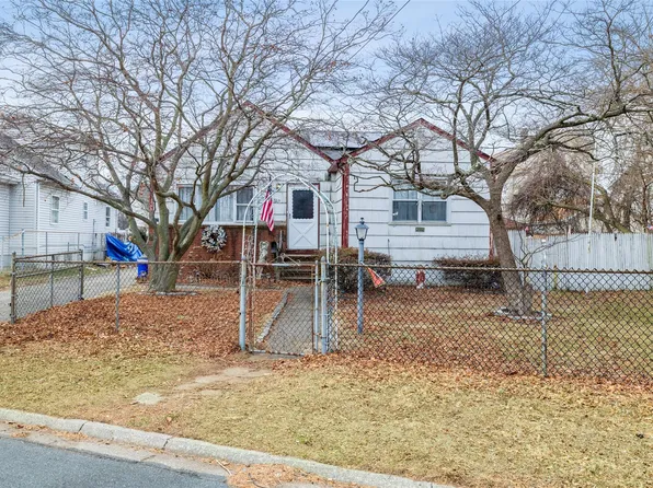 335 Colombo Avenue, Copiague, NY 11726