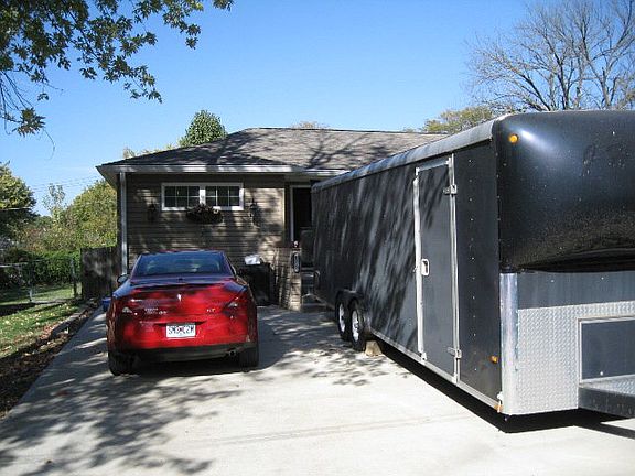 3rd image of 1607 Rosewood Ln