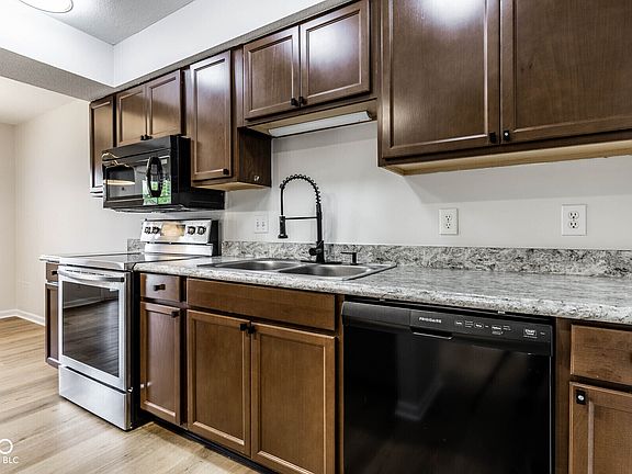 4th image of 1142 Canterbury Sq S APT B