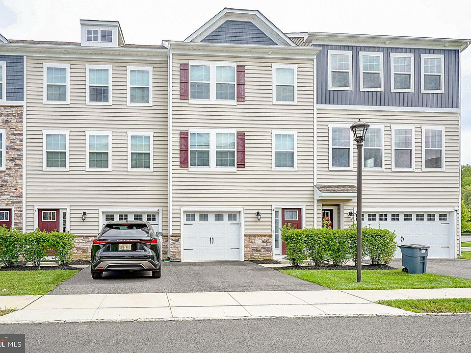 1st image of 4 Venice Ln