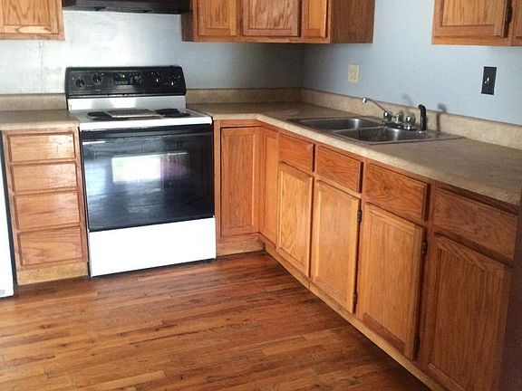 Kitchen, Stove and Refrigerator furnished