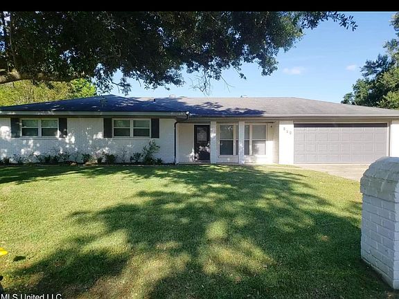 2nd image of 850 Lakewood Pl
