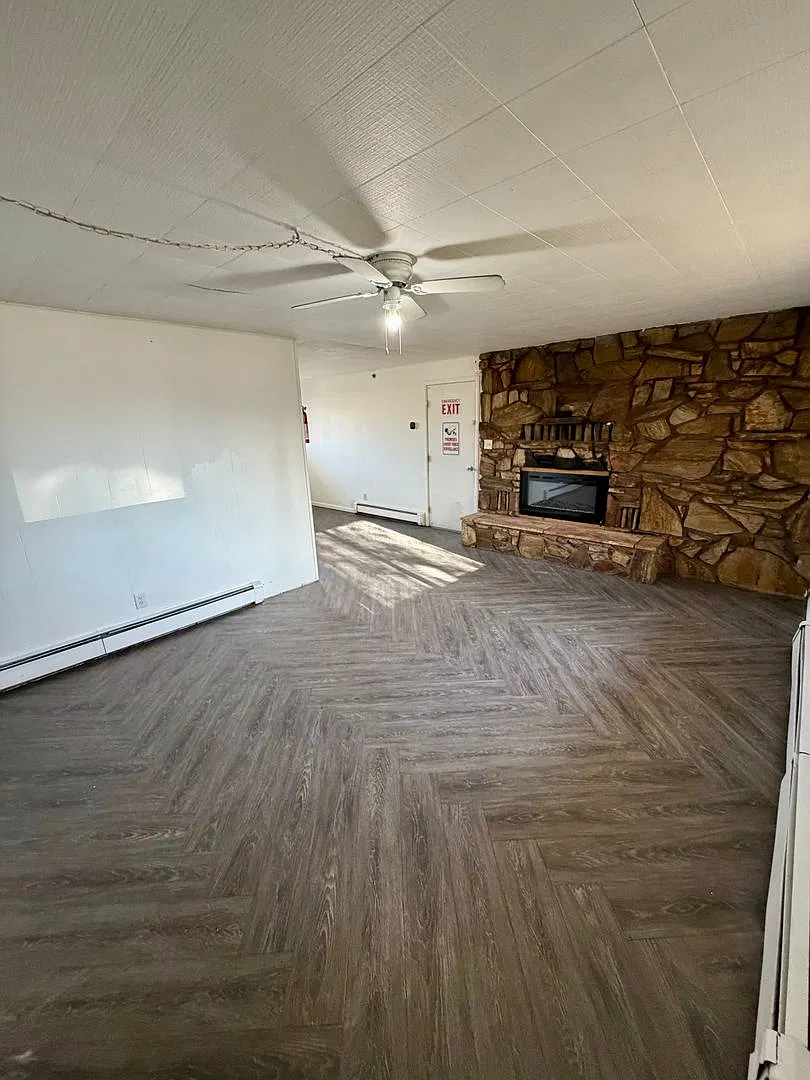 Spacious 6-Bedroom Home with In-Law Layout in Aurora Subdivision — Photo 3