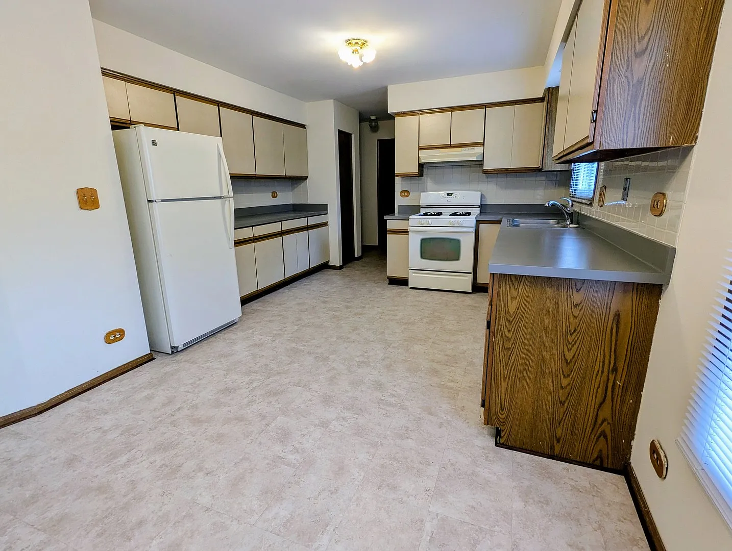 3 bed, 1.5 bath, 1494 sqft, $2,850 — Photo 2