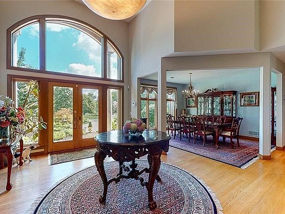 3rd image of 323 Glengarry Dr