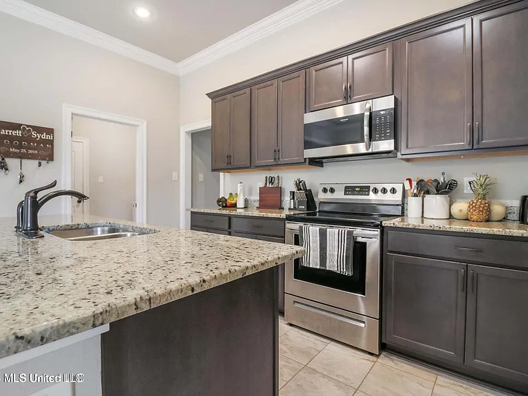 3700 Victor Ln — Photo 6