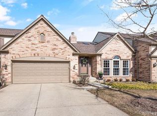 225 Esprit Ct, Bloomingdale, IL 60108