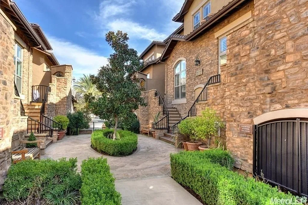 Executive Condo Rental — Photo 1