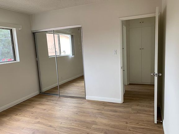 room's mirror closet