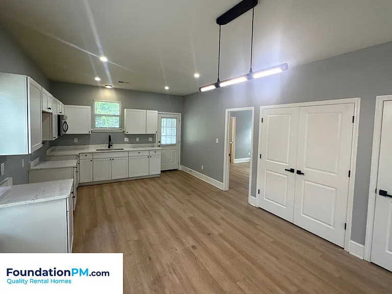 910 Dickinson St — Photo 4