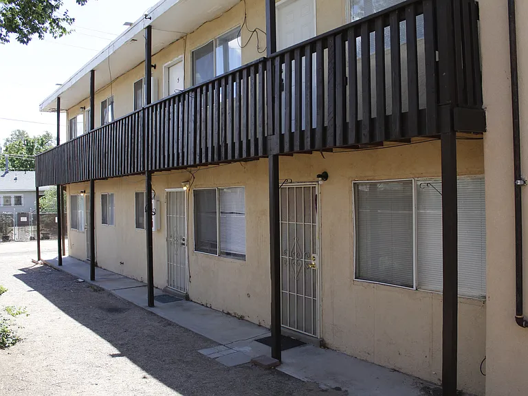 Renovated Upstairs Studio w/ All Utilities Included - 1 Block to UNM — Photo 29