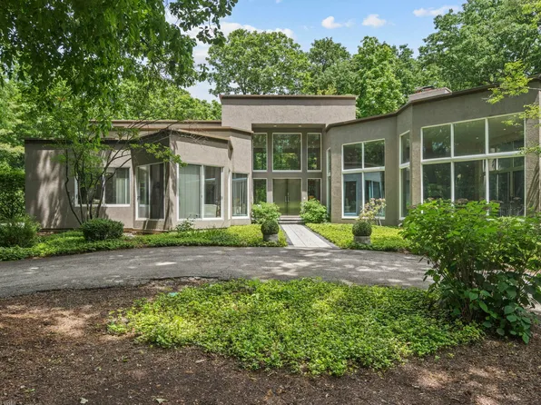 2 Dunsinane Ln, Bannockburn, IL 60015