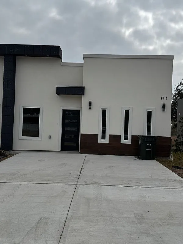 3 bed, 2.0 bath, 868 sqft, $1,300 — Photo 1