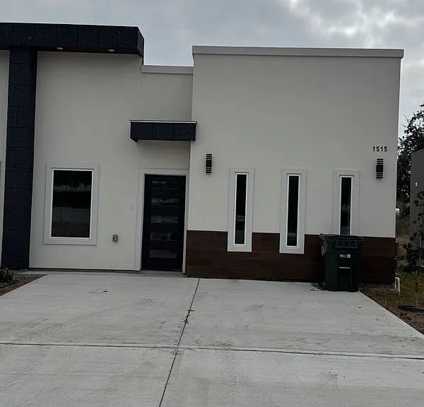 1515 W B St — Photo 1