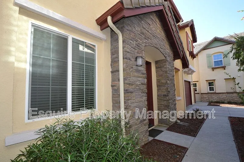 3 bed, 2.0 bath, 2330 sqft, $4,200 — Photo 4