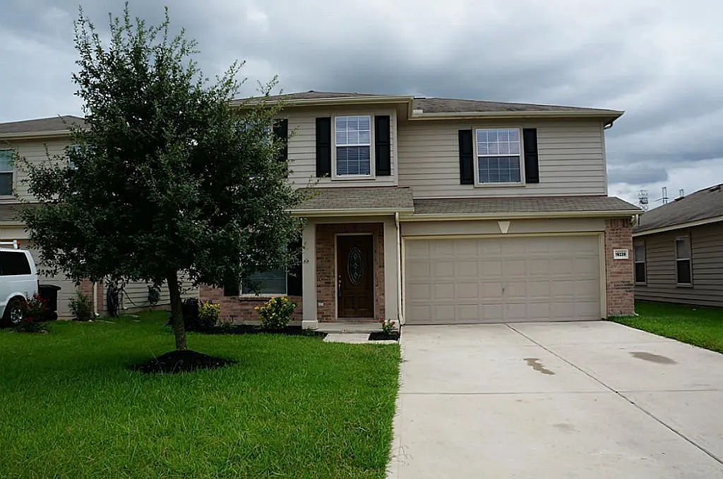 4 bed, 2.5 bath, 2709 sqft, $2,300 — Photo 1