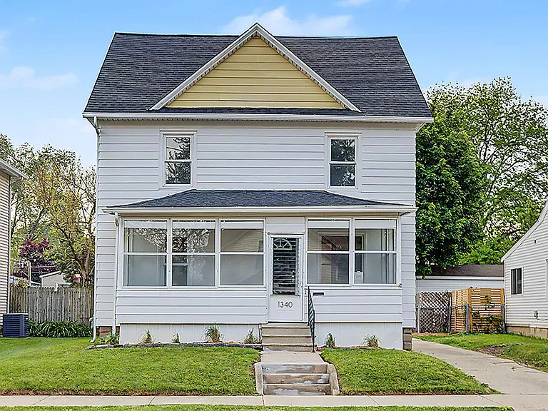 1340 Columbia Ave NE — Photo 1