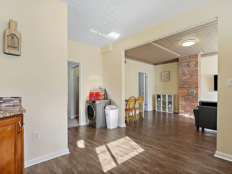 1129 Brabec St — Photo 9