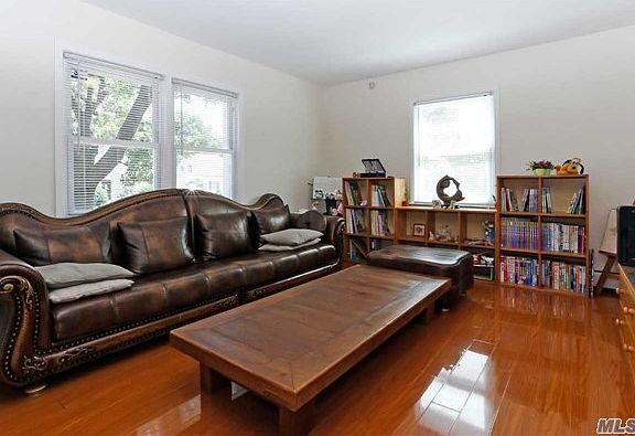 5th image of 22 Holly Ln