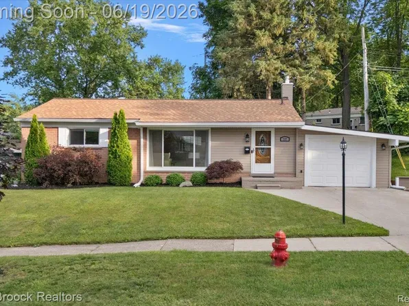 737 Panorama Dr, Milford, MI 48381