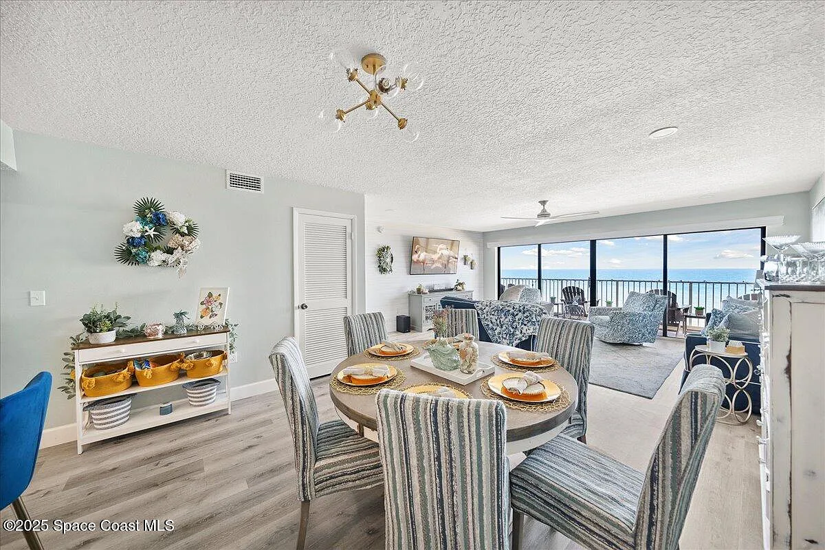 2 bed, 2.0 bath, 1337 sqft, $3,900 — Photo 2