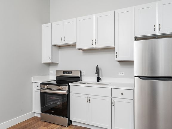 3rd image of 1219 W Devon Ave #201