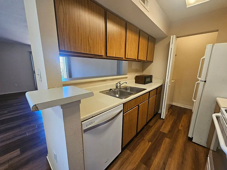 2875 Winkler Ave #518 — Photo 9