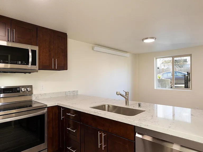Seattle 3 Bedroom Apartment for Rent | Newly Remodeled Home with In-Unit Washer/Dryer, Private En... — Photo 27
