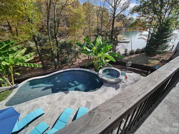 4028 Windward Dr, Tega Cay, SC 29708