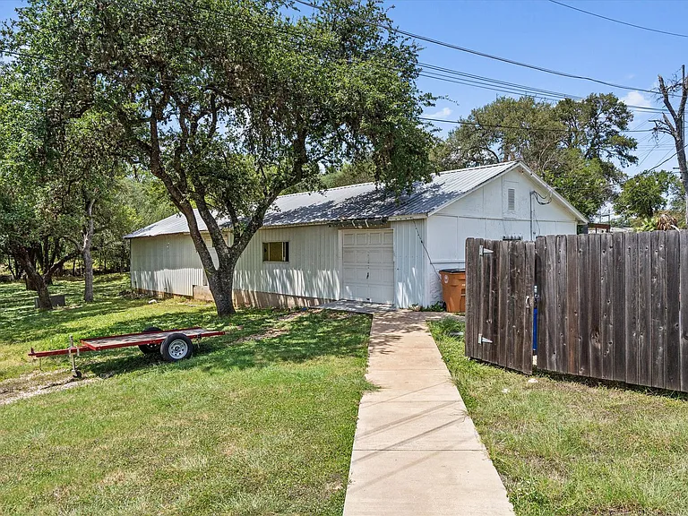 2106 Allred Dr — Photo 32