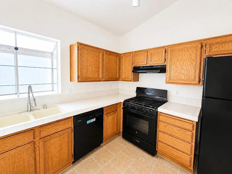 2054 Cardigan Ave — Photo 10