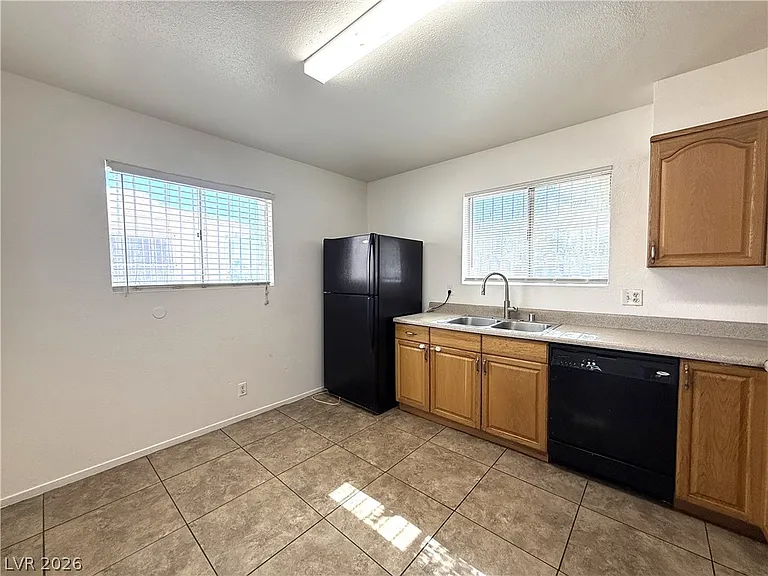 2220 La Sombra St — Photo 5