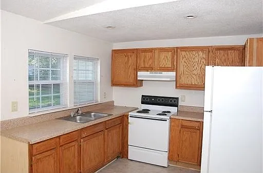 2043 Maywood St — Photo 1