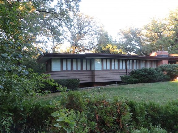 2nd image of 8 Graymoor Ln