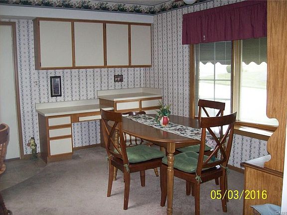 Dining are with ceiling fan and bow window.