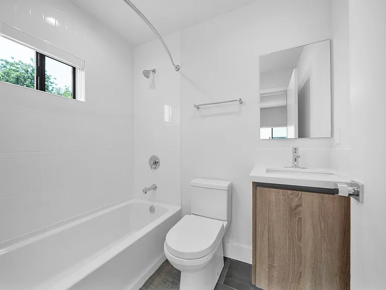 11516 Victory Blvd — Photo 15