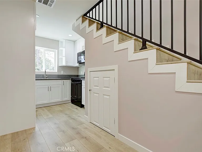 15557 Wyandotte St — Photo 7