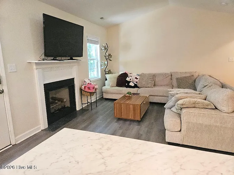 207 Sherwood Rd — Photo 3