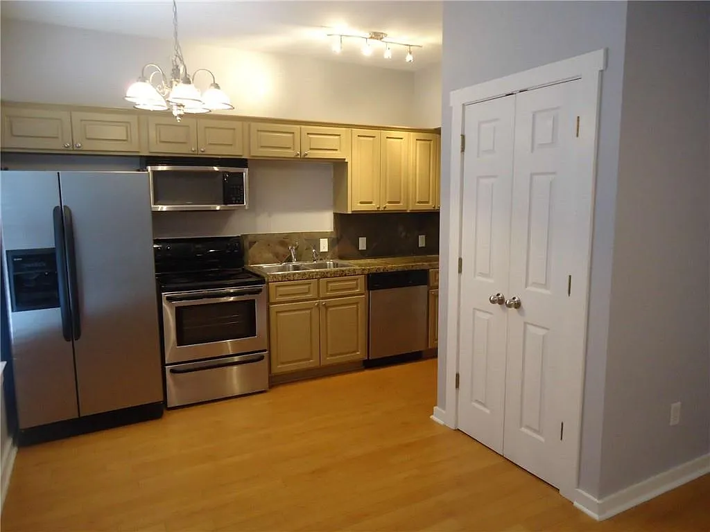 Building Photo - 2106 Cullen Ave #102