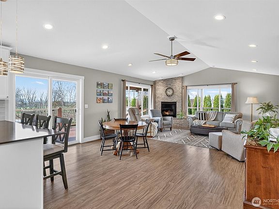 4th image of 125 Ridgeview Street